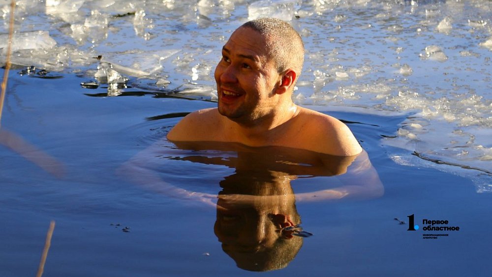Челябинские любители зимнего плавания отметили День моржа