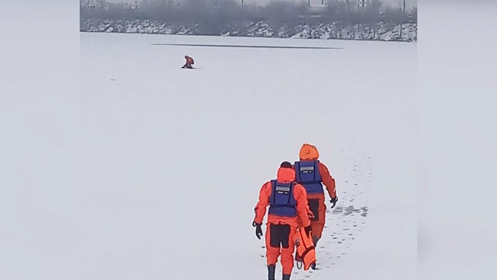 Магнитогорец вернул на сушу детей, вышедших на реку Урал с велосипедом