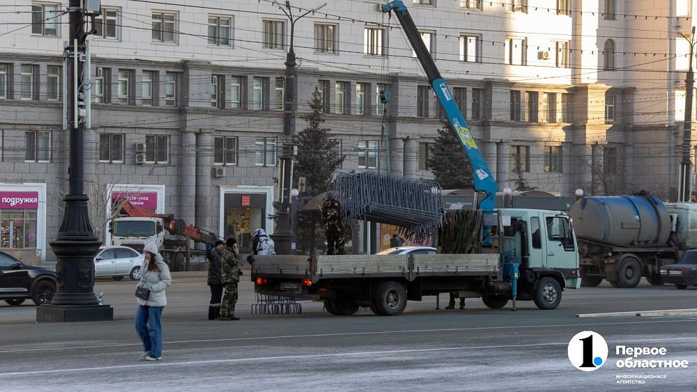 В Челябинске начали строить ледовый городок на площади Революции