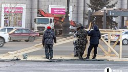 В Челябинске начали строить ледовый городок на площади Революции