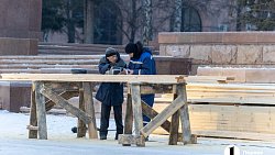 В Челябинске начали строить ледовый городок на площади Революции