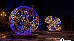 В Челябинске начали строить ледовый городок на площади Революции