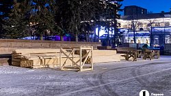 В Челябинске начали строить ледовый городок на площади Революции