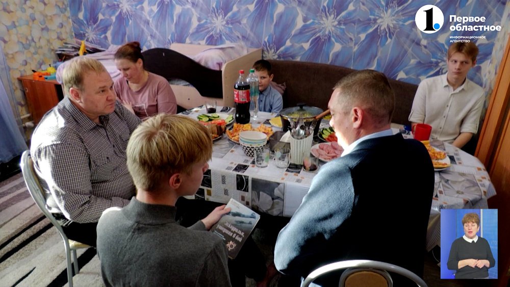 Алексей Беседин поздравил многодетную семью с наступающим Новым годом