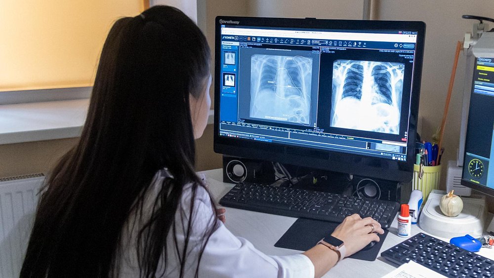 Спецвыплаты медработникам из Челябинской области сохранят до конца 2025 года