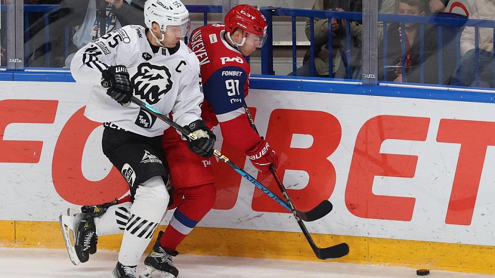 Хоккейный клуб «Локомотив» в матче лидеров КХЛ выиграл у «Трактора»