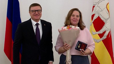 Алексей Текслер вручил знаки отличия Челябинской области «Материнская слава» и «Семейная доблесть»
