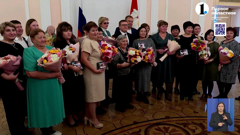 Губернатор наградил выдающихся мам региона