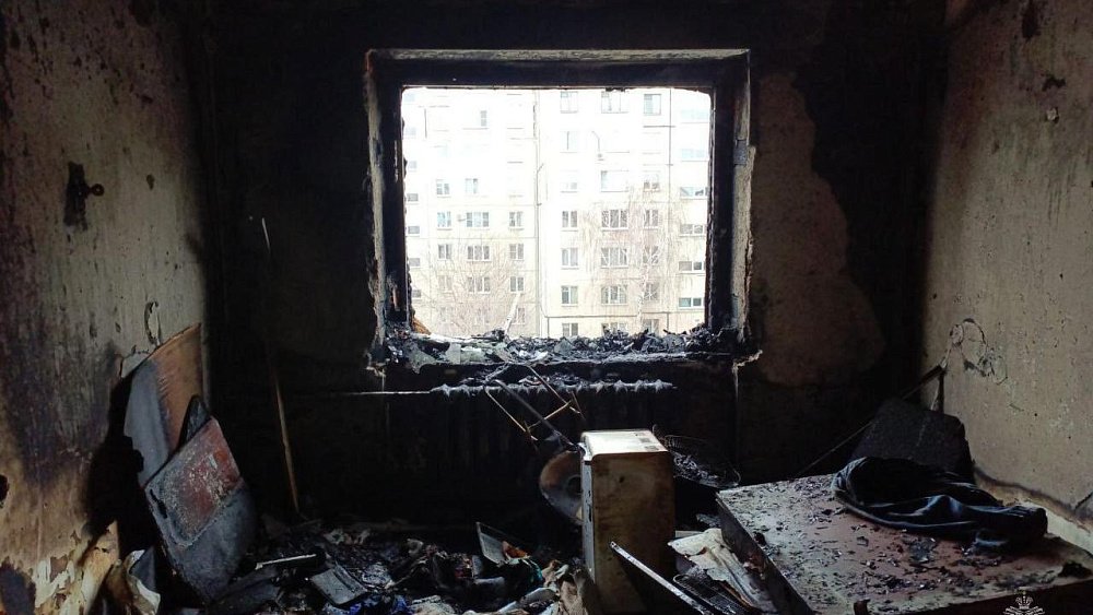 Двое мужчин пострадали при пожаре в квартире в Челябинске