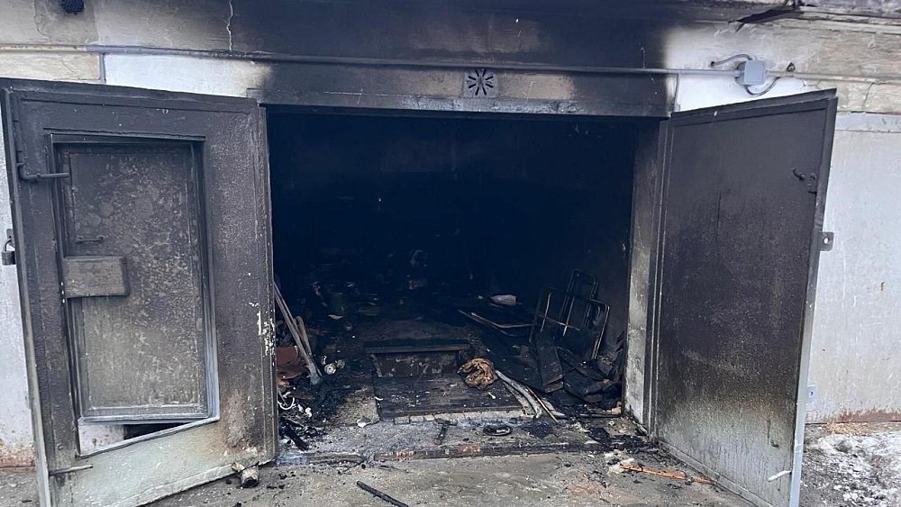 Челябинец попал в больницу после пожара в гаражном боксе