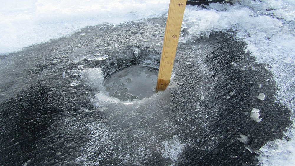 Лед на водоемах Миасса промерз на четверть метра