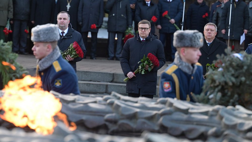 Губернатор Алексей Текслер возложил цветы к Вечному огню в День неизвестного солдата