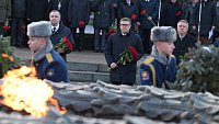 Губернатор Алексей Текслер возложил цветы к Вечному огню в День неизвестного солдата