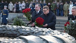 Губернатор Алексей Текслер возложил цветы к Вечному огню в День неизвестного солдата