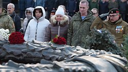 Губернатор Алексей Текслер возложил цветы к Вечному огню в День неизвестного солдата