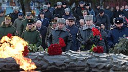 Губернатор Алексей Текслер возложил цветы к Вечному огню в День неизвестного солдата