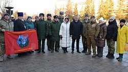 Губернатор Алексей Текслер возложил цветы к Вечному огню в День неизвестного солдата