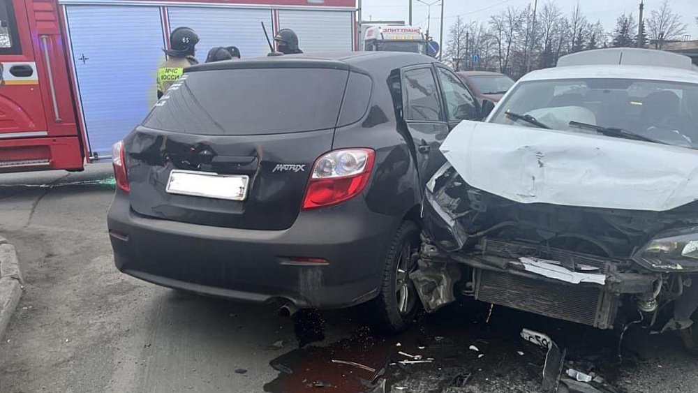 В Челябинске женщина за рулем Toyota получила травмы в ДТП