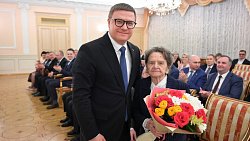 Губернатор Челябинской области Алексей Текслер вручил государственные и региональные награды южноуральцам