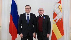 Губернатор Челябинской области Алексей Текслер вручил государственные и региональные награды южноуральцам