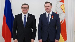 Губернатор Челябинской области Алексей Текслер вручил государственные и региональные награды южноуральцам