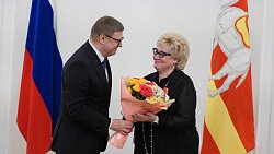 Губернатор Челябинской области Алексей Текслер вручил государственные и региональные награды южноуральцам