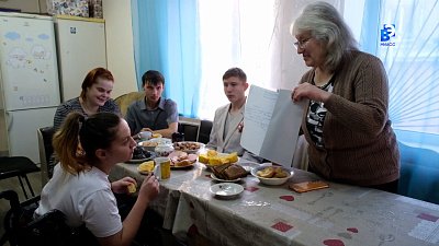 Поэтесса на инвалидной коляске гостит в приюте для мам