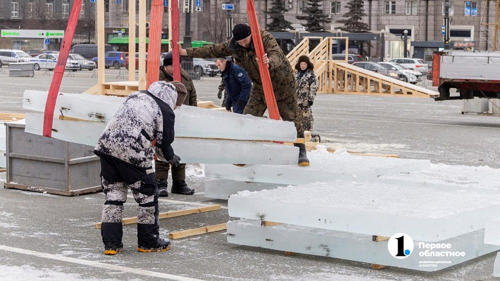 В будущий новогодний городок Челябинска привезли первый лед