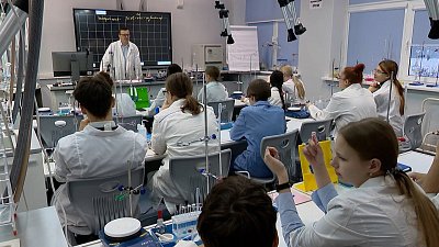 В Челябинске школьники углубленно изучают химию