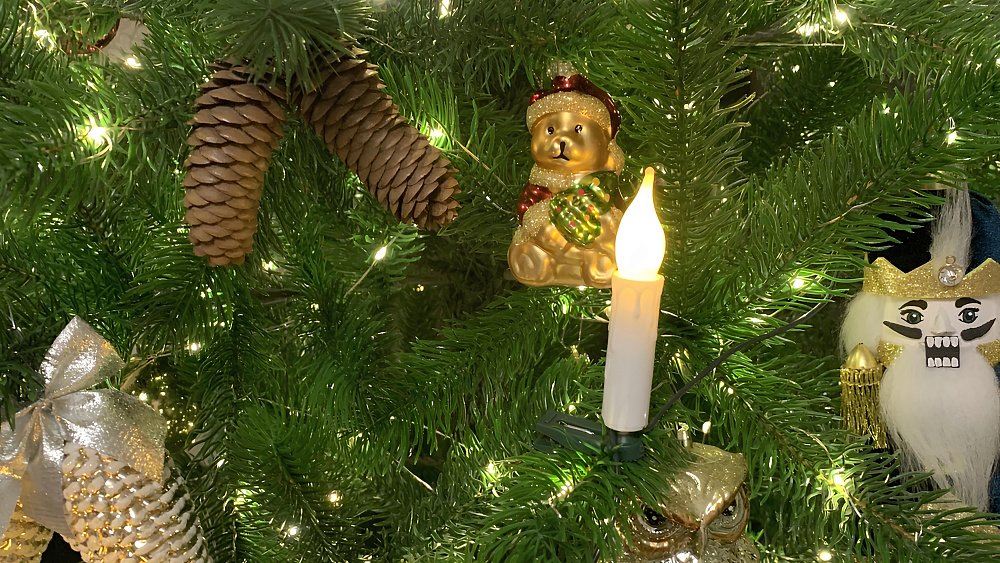 Монохром и ватные игрушки: как украсить к 2025 году дом или квартиру