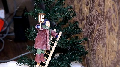 В Миассе рукодельница создает ватные елочные игрушки