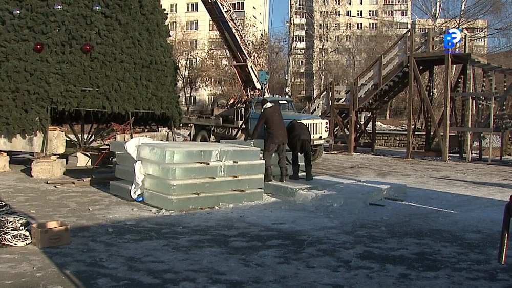 В Миассе начали возводить ледовые городки