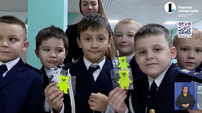 Школьникам подарили световозвращающие брелоки