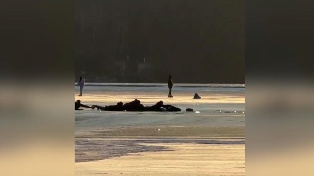 Женщина с ребенком провалились под лед на озере Тургояк в Челябинской области