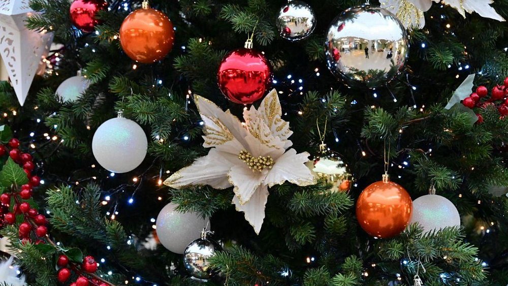 Детям Челябинской области раздадут 170 тысяч новогодних подарков от губернатора