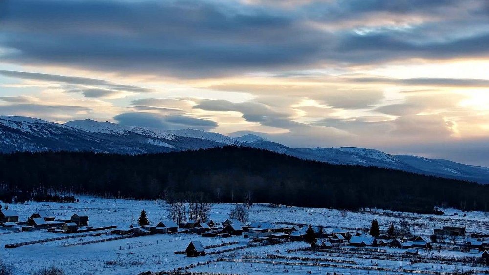 Линзовидные облака образовались над Зигальгой