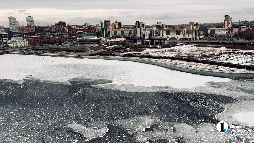 Прозрачный лед на реке Миасс в центре Челябинска привлекает людей