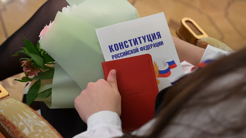 Губернатор Алексей Текслер вручил паспорта юным южноуральцам