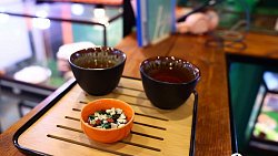 «Их нужно не бояться, а ценить»: челябинцы открыли кафе со змеями и лягушками