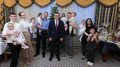 Алексей Текслер вручил двум многодетным семьям ключи от новых квартир