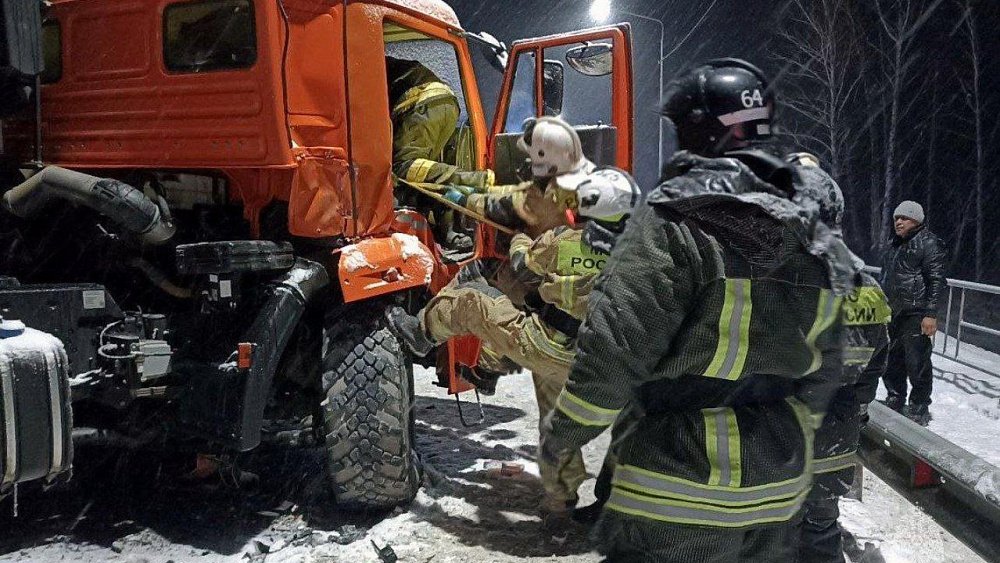 В Челябинской области водитель КамАЗа пострадал в ДТП с тремя грузовиками
