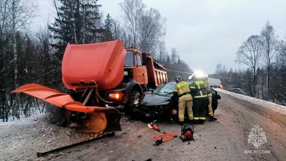 В Челябинской области женщина за рулем легковушки врезалась в КамАЗ