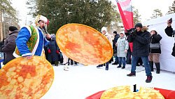 Сотни южноуральцев приняли участие в фольклорно-пельменном фестивале в Челябинске