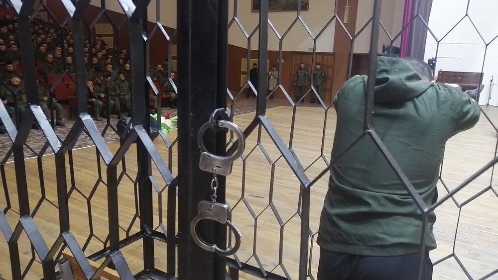 В Магнитогорске военнослужащий ушел в самоволку и украл 16 смартфонов Apple из магазина