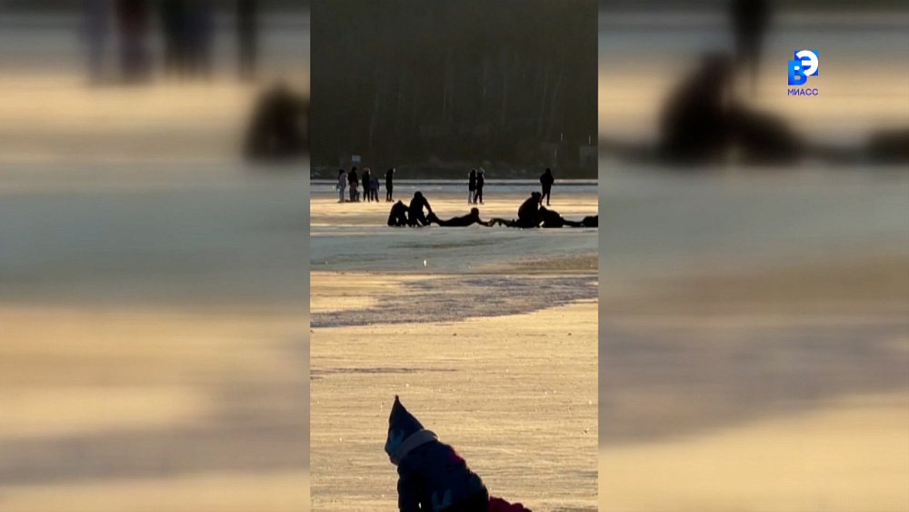 Люди проваливаются под лёд на Тургояке