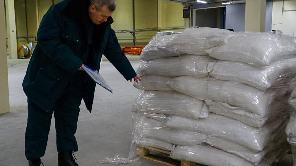 Челябинские центры помощи детям получат тонны конфискованного сахара