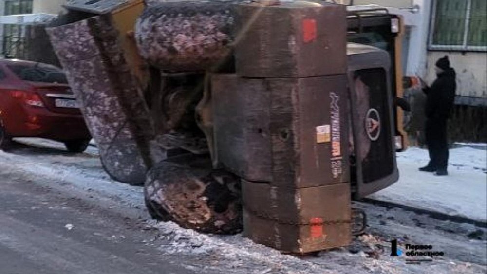 В Челябинске дорожный каток раздавил три машины