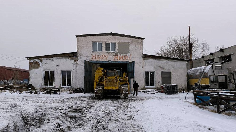 В Челябинской области рабочий погиб под колесами трактора