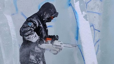 Мастера создают ледяные шедевры на площади Революции в Челябинске