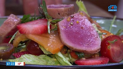 Салат с тунцом, клубникой и хурмой в рубрике «Завтрак с шеф-поваром»